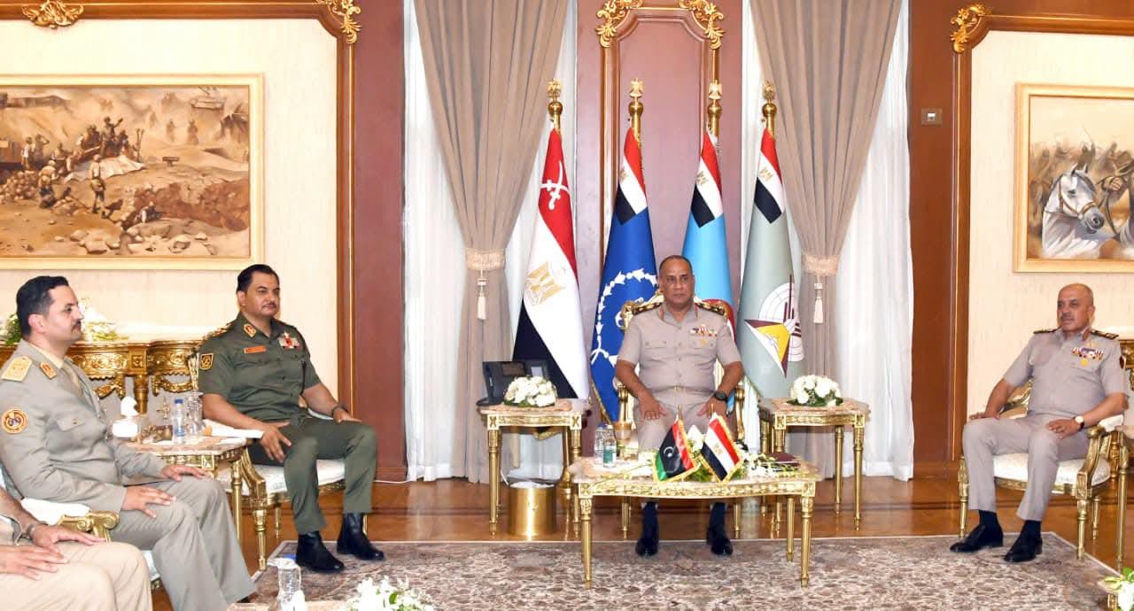 المتحدث العسكري : الفريق / أشرف سالم زاهر القائد العام للقوات المسلحة وزير الدفاع والإنتاج الحربي يلتقي نائب القائد العام للجيش الوطني الليبي ورئيس الأركان العامة للجيش الوطني الليبي