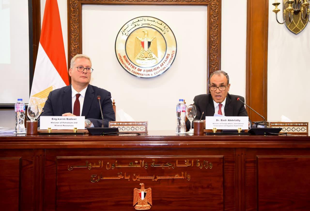 وزيرا الخارجية والبترول يعقدان جلسة احاطة مع ممثلي السفارات الأجنبية في مصر حول قطاعي الطاقة والثروة المعدنية
