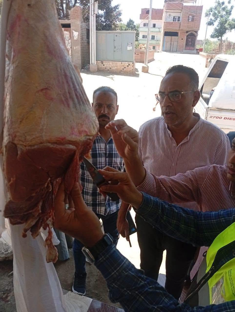 ضبط كميات كبيرة من اللحوم والسلع الغذائية مجهولة المصدر غير صالحة للاستهلاك الادمي خلال حمله تفتيشية موسعة بالشهداء