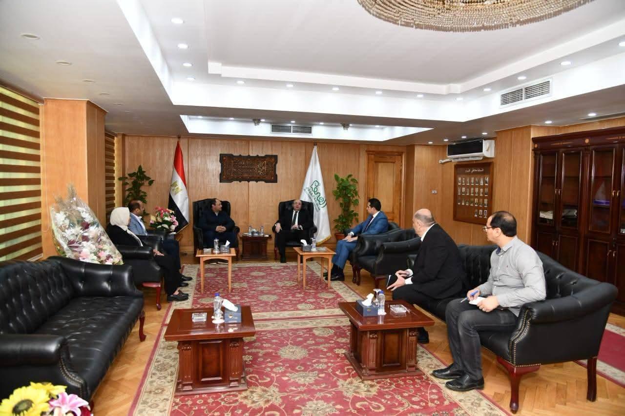 محافظ الفيوم ورئيس هيئة تنمية الصعيد يبحثان آليات الاستغلال الأمثل للفرص الاستثمارية.