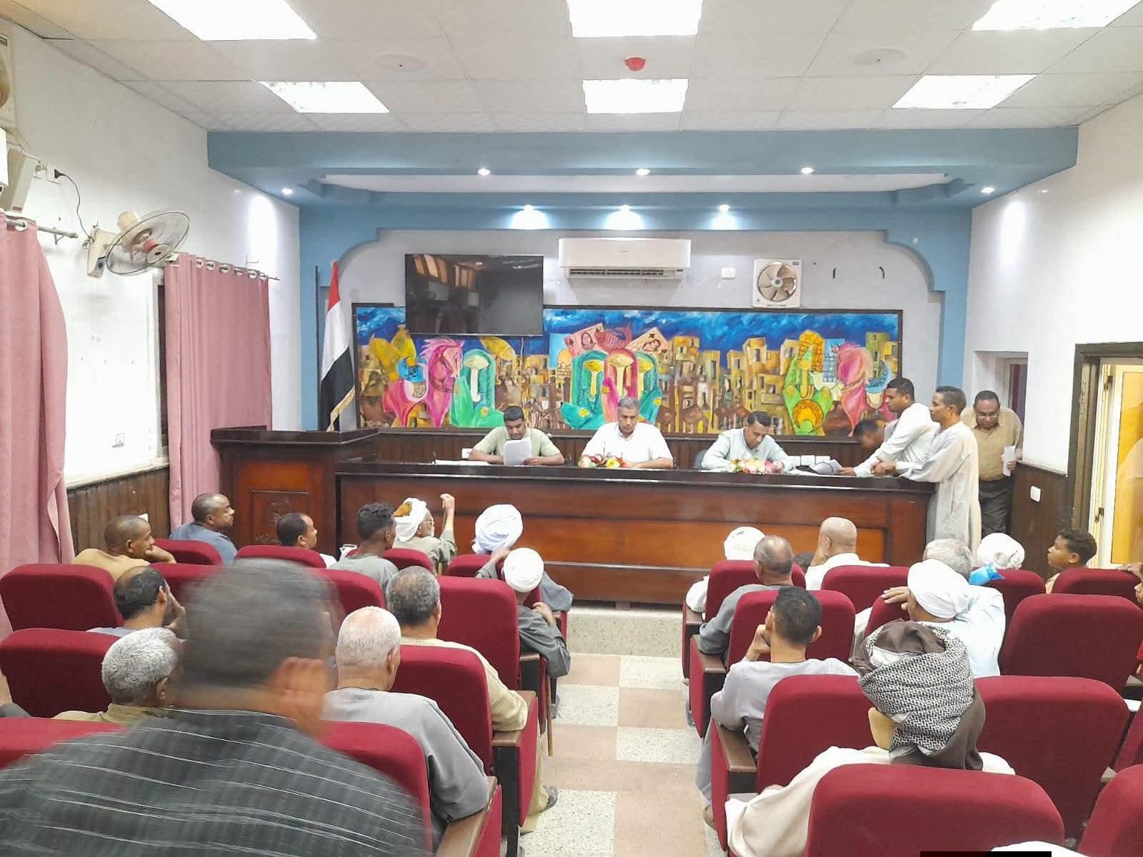 رئيس مركز قوص يعقد لقاءً جماهيرياً مفتوحاً لمناقشة 130 طلباً وشكوى للمواطنين.