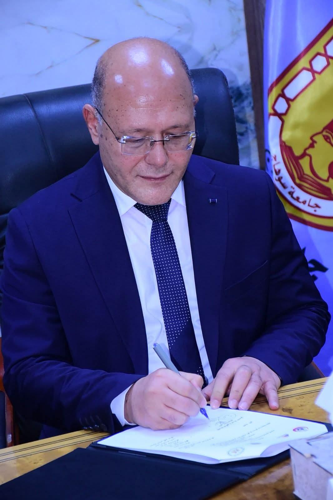 تقديرًا لجهودهم المتميزة النعماني يعتمد منح العلاوة التشجيعية لعدد ٥١٢ من العاملين بقطاعي التعليم والمستشفيات بجامعة سوهاج