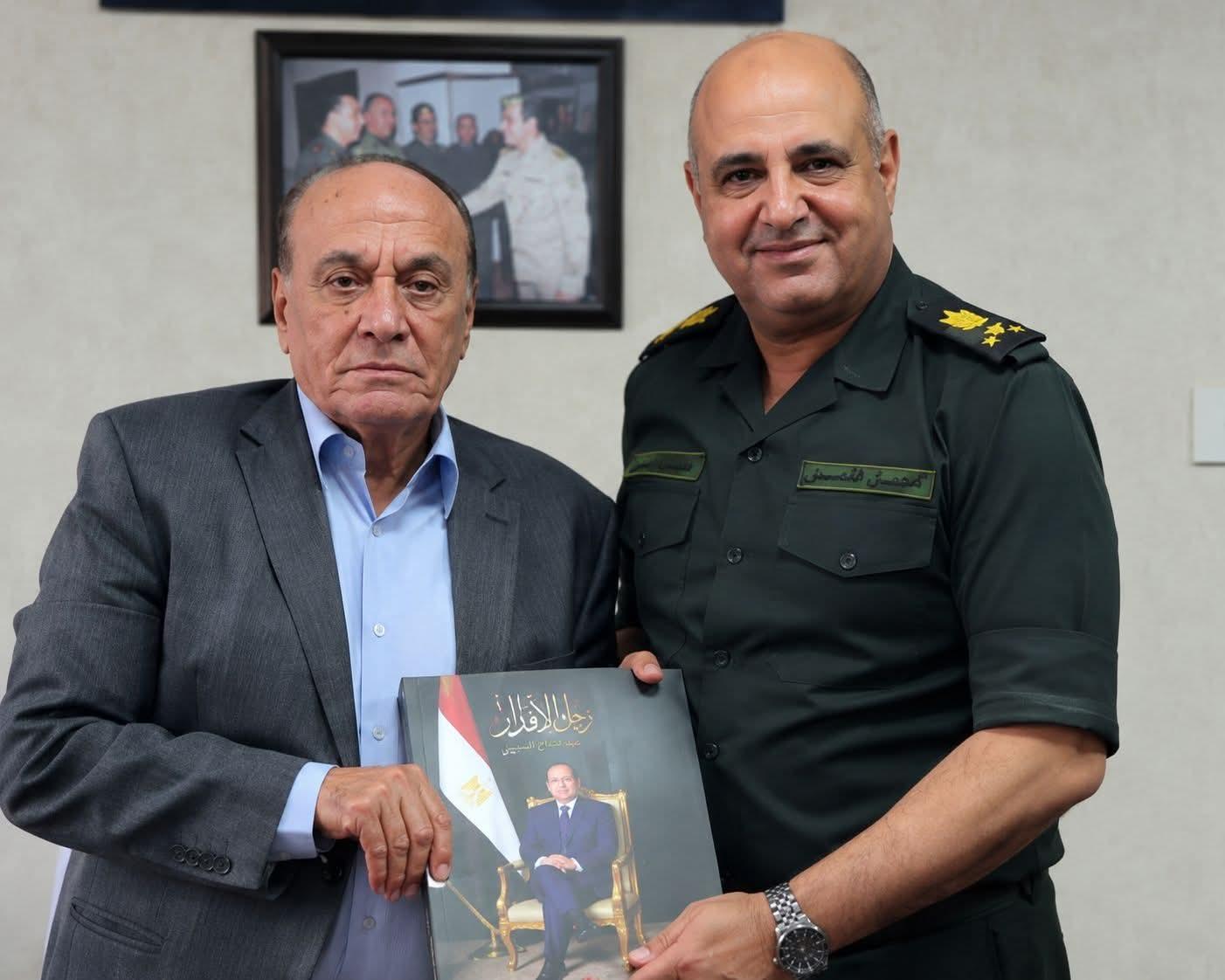 اللواء سمير فرج يهنئ اللواء طبيب محمد خضر بمنصبه الجديد ويهديه نسخة من «رجل الأقدار»