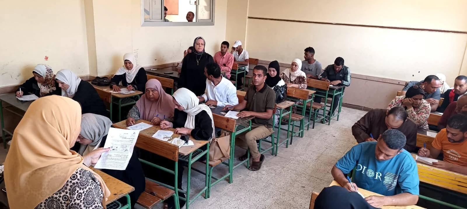جامعة دمنهور تواصل دورها المجتمعي وتطلق قافلة محو أمية بكفر الدوار بمشاركة 53 طالبا و 92 دارسا*