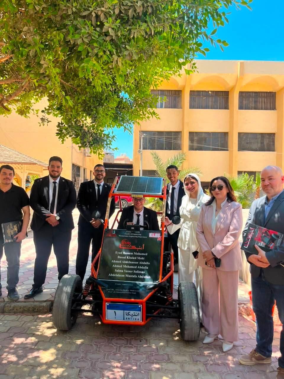 جامعة الفيوم: عربة كهربائية مدعومة بالطاقة الشمسية ضمن مشروعات تخرج طلاب قسم الهندسة الميكانيكية بكلية الهندسة