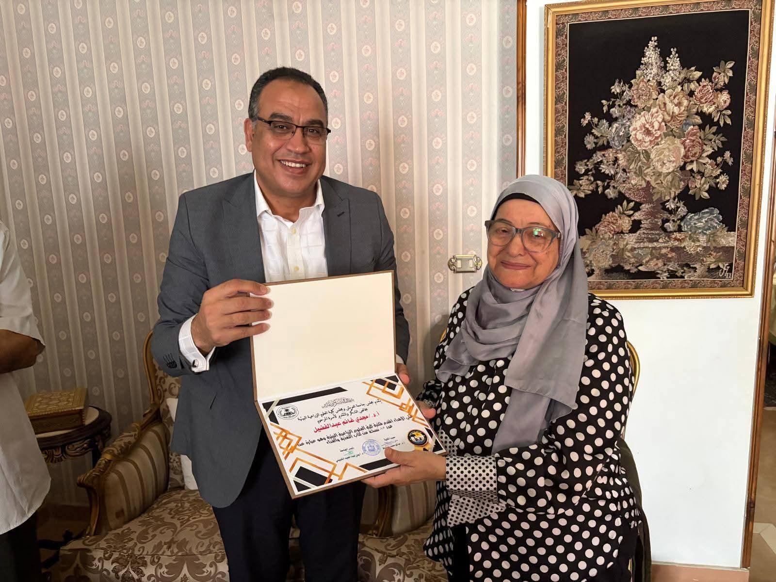"​لمسة وفاءٍ لا تغيب.. رئيس الجامعة يزور أسرة الدكتور مجدي غانم تقديراً لعطائه الخالد"