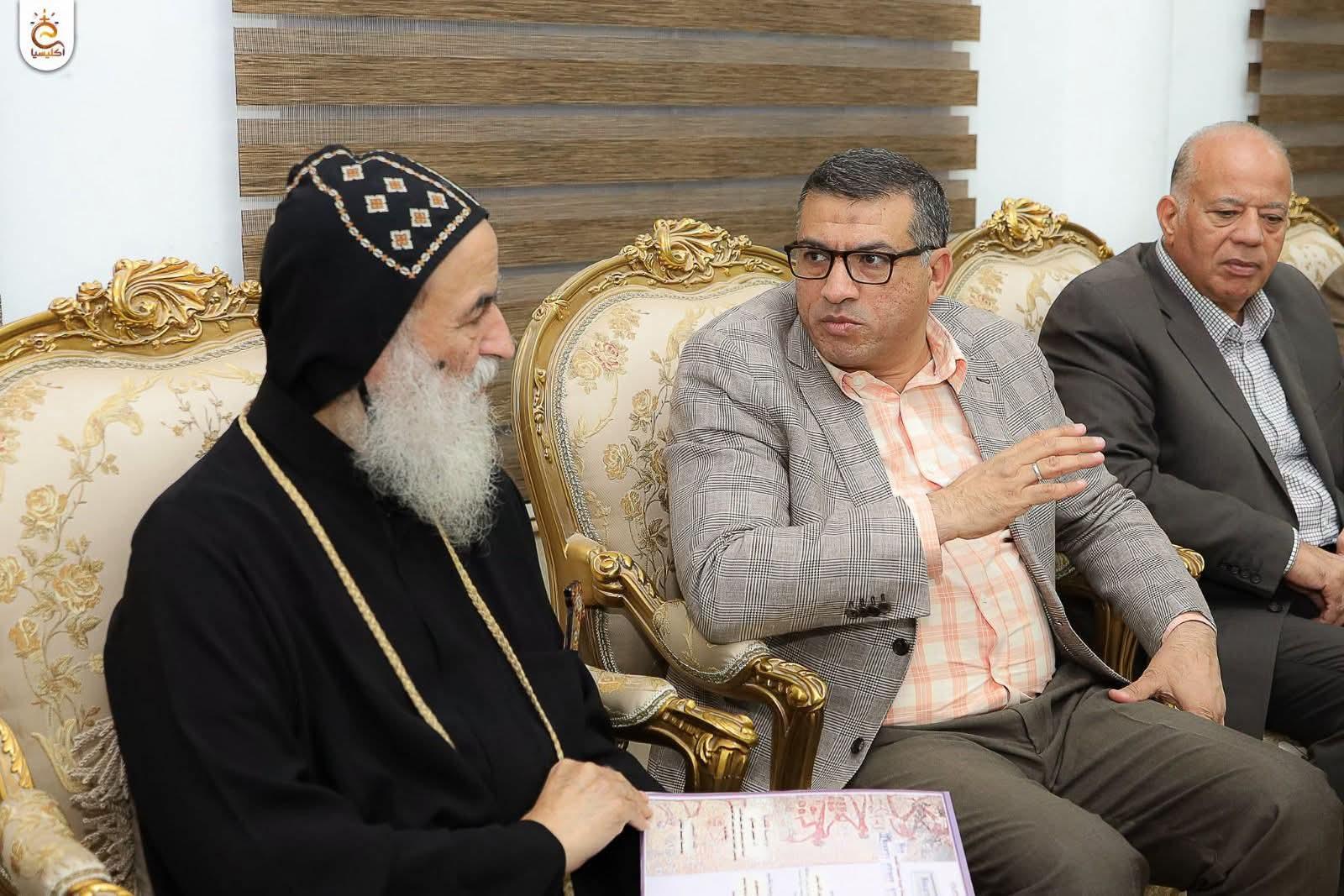 محافظ قنا يزور الأنبا بيمن مطران نقادة وقوص للاطمئنان على صحته ويبحثان جهود التنمية والتطوير
