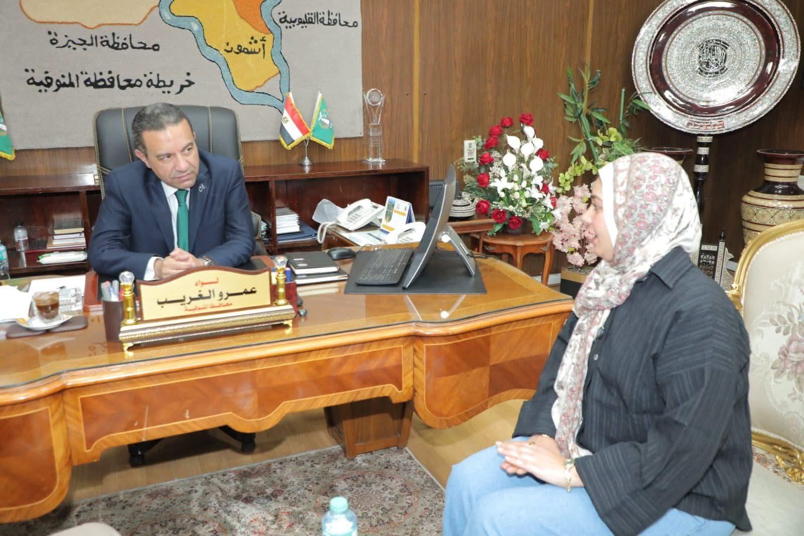 محافظ المنوفية يلتقي الطالبة ندى ويمنحها دعما ماليا تقديرا لكفاحها وإصرارها علي النجاح ويقول لها إنتي بنتي ولكي كل الاحترام أوعي تتكسفي إنتي تشرفي بلد