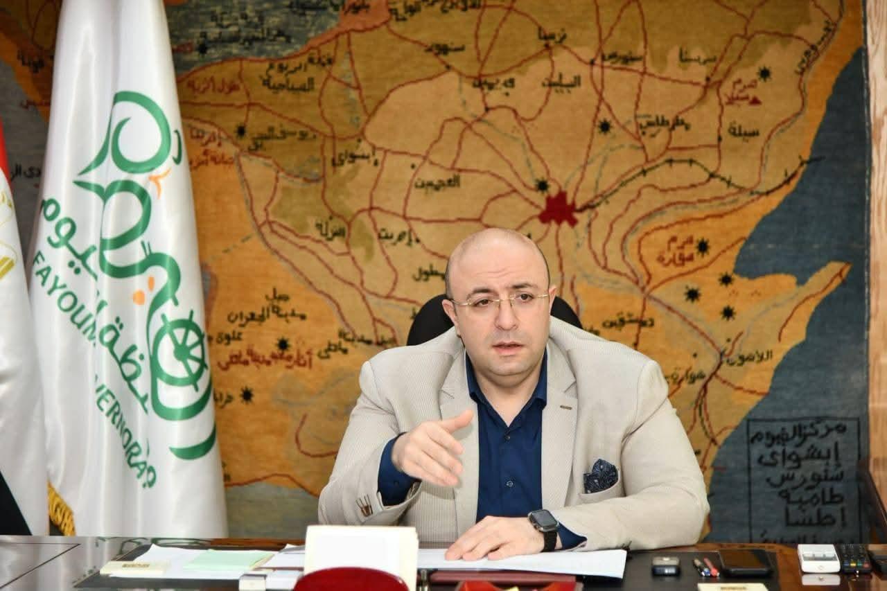 خلال اجتماعه بلجنة المشروعات الخضراء الذكية.. محافظ الفيوم يؤكد على ضرورة رفع الوعي لدى طلاب الجامعات والمدارس