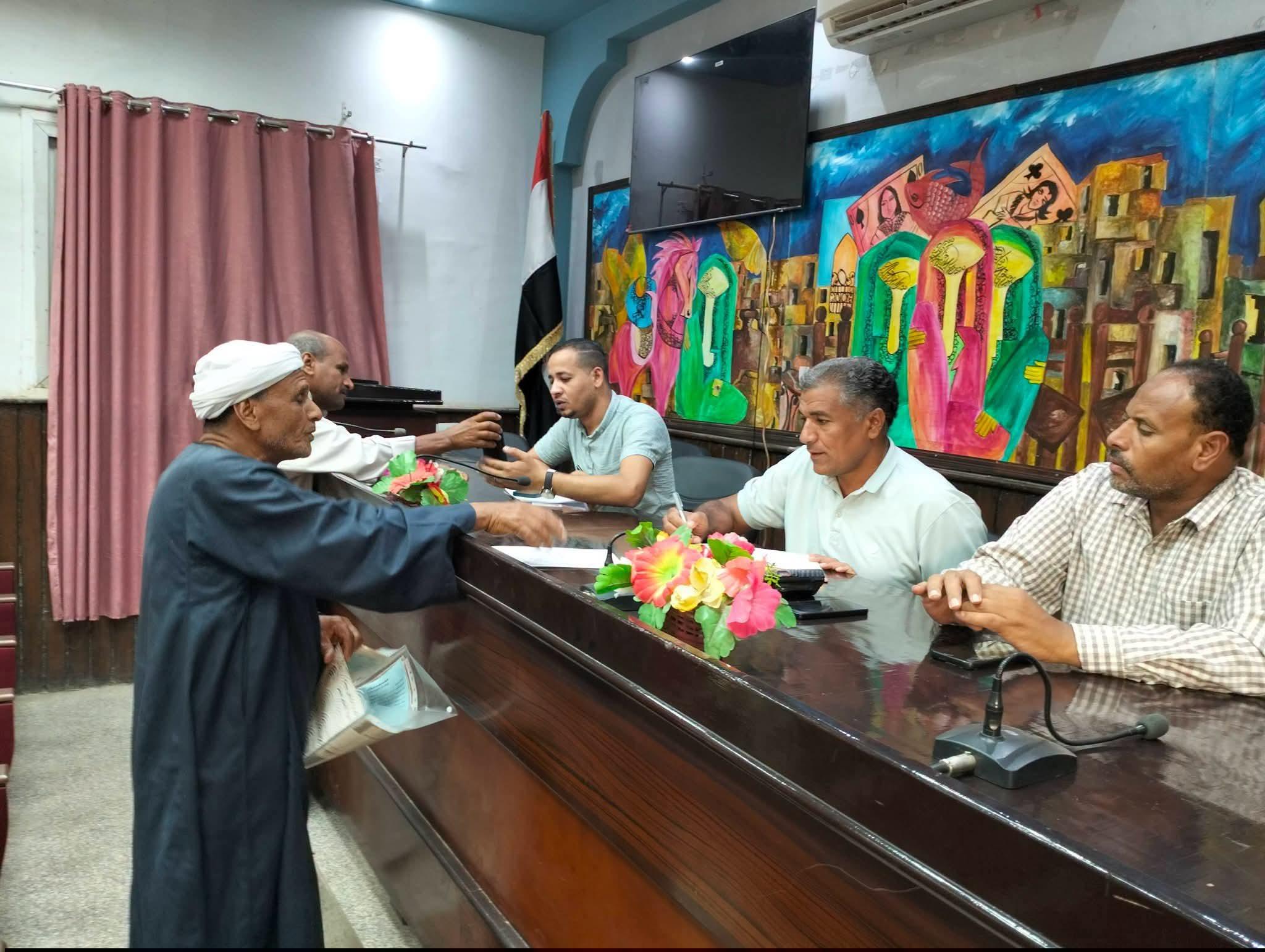 رئيس مجلس مدينه قوص يعقد لقاء مفتوح مع المواطنين لبحث طلباتهم المتعلقه بملف التصالح