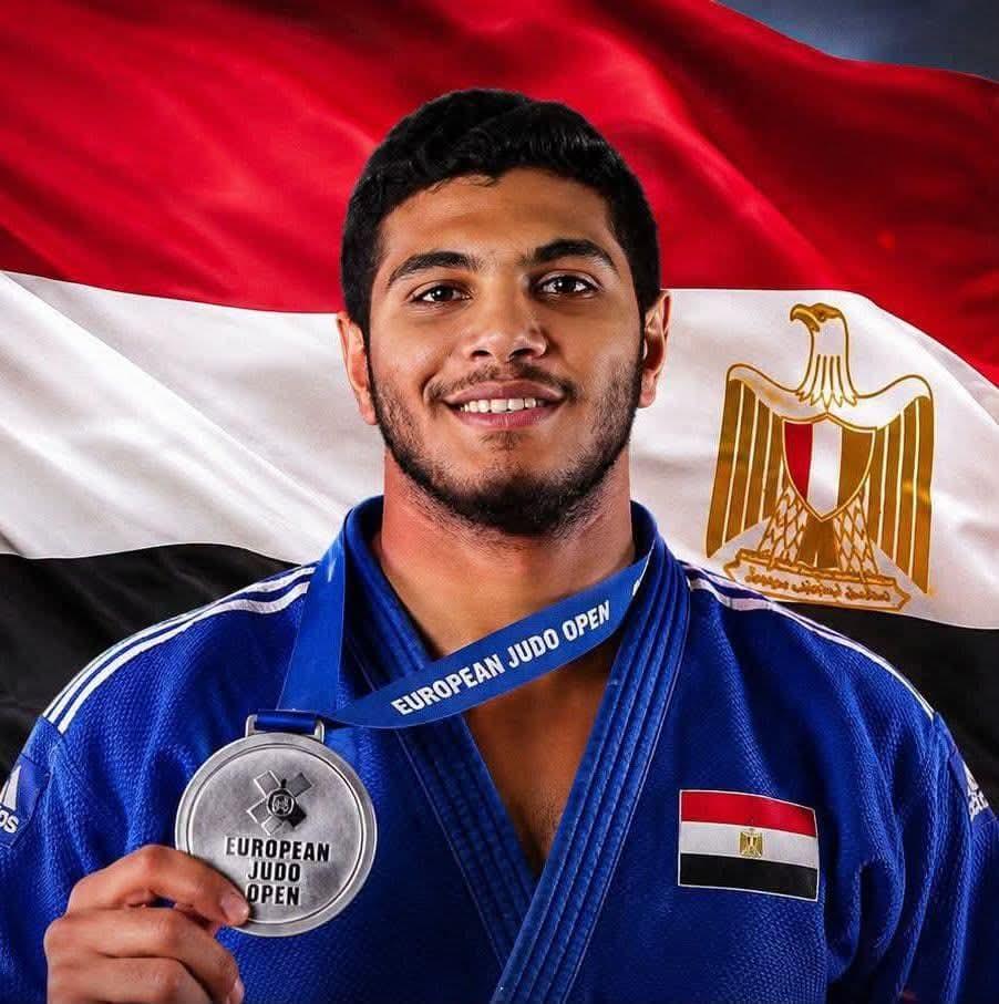 رئيس جامعة القاهرة يهنئ الطالب هادي حسين لحصوله على الميدالية الفضية ببطولة أوروبا المفتوحة للجودو