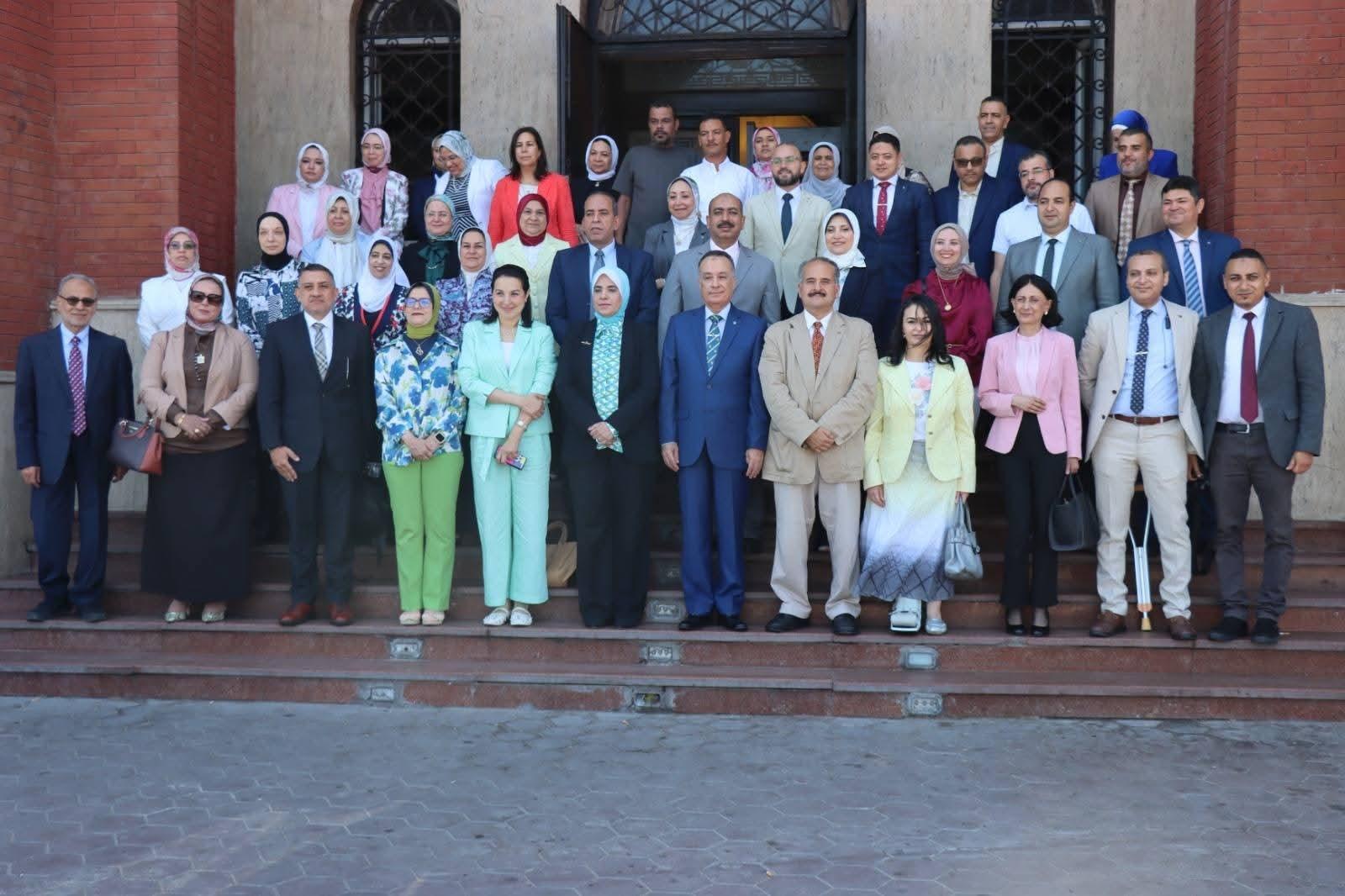 مجلس الدراسات العليا والبحوث بجامعة الإسكندرية يقر عددًا من القرارات الأكاديمية ويكرم نائب رئيس الجامعة تقديرًا لجهوده