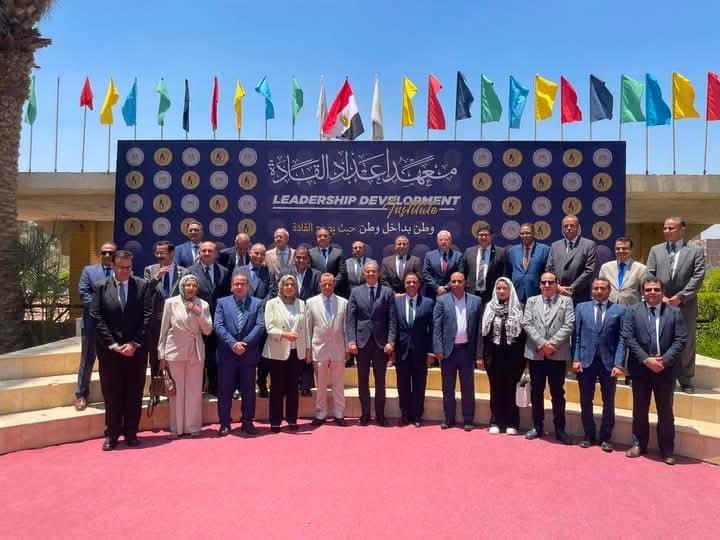 الرئيس السيسى يولى اهتماما ودعما كبيرا للإعلام .. نقيب الإعلاميين فى محاضرتة بمعهد إعداد القادة بحلوان