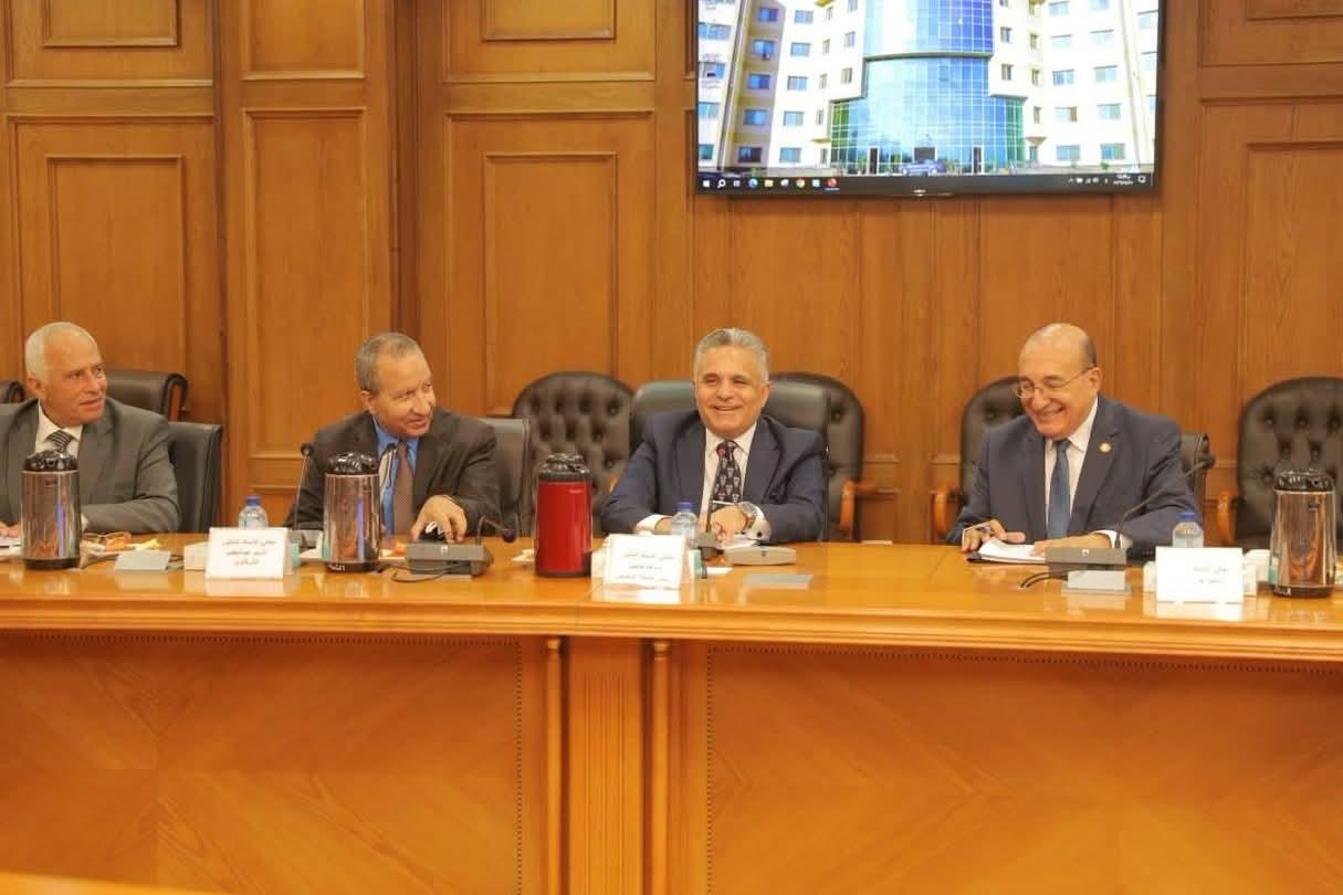لجنة اختيار القيادات الجامعية بجامعة السويس تعقد مقابلات المرشحين لمنصب عميد كلية التربية