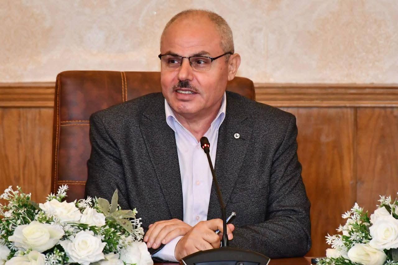طالبات آداب قناة السويس يتصدرن قائمة العشرة الأوائل.. ورئيس الجامعة يعتمد نتيجة الليسانس ويهنئ الخريجين