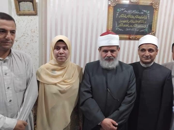 بعد تهنئة فضيلة الإمام الأكبر.. رئيس الغربية الأزهرية يزور الأولى على الجمهورية حبيبة جعبوية بمنزلها ويشارك أسرتها فرحة التفوق