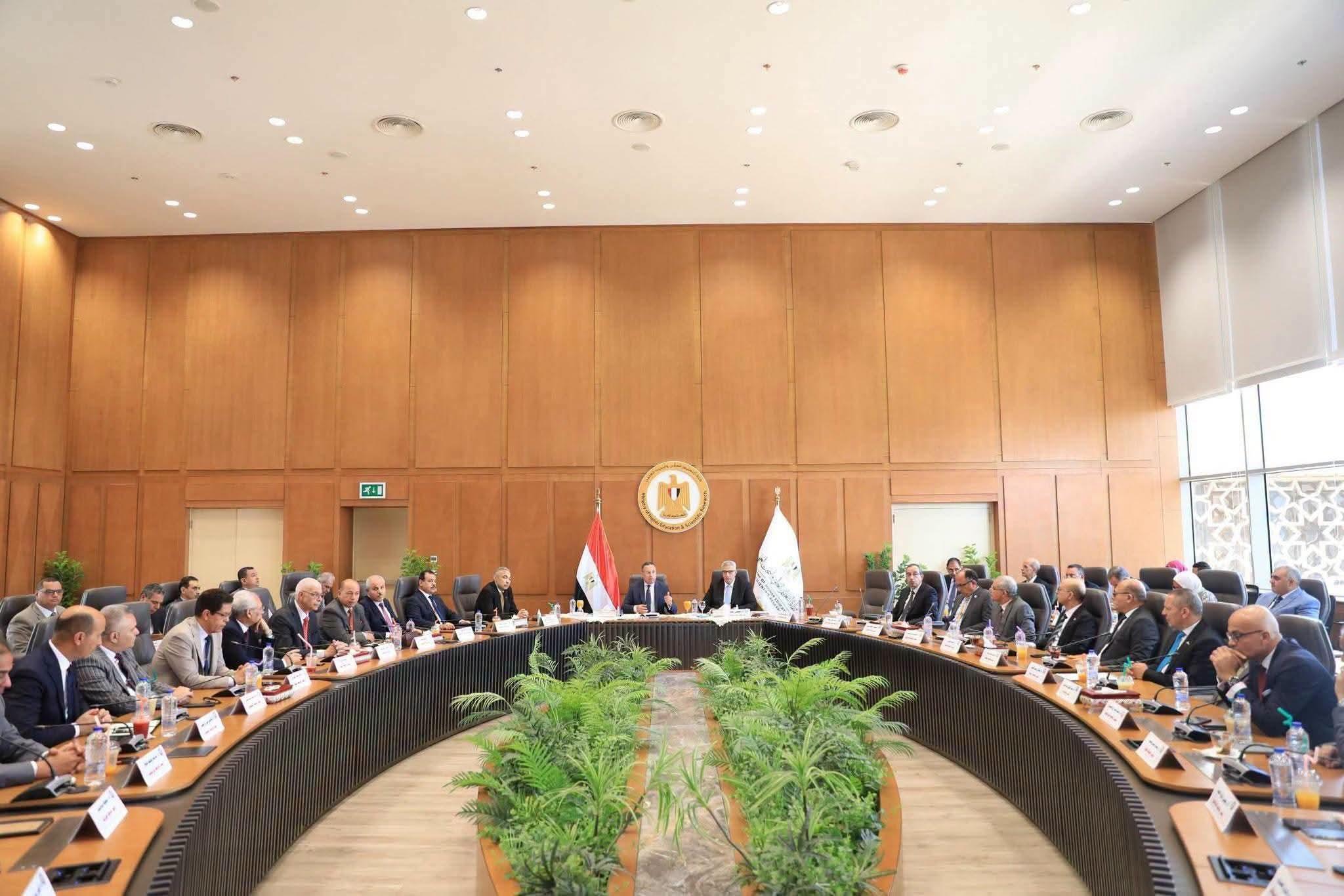 "برئاسة وزير التعليم العالي والبحث العلمي رئيس جامعة العريش يشارك في الاجتماع الدوري للمجلس الاعلى للجامعات بمقر الوزارة بالعاصمة الإدارية الجديدة".