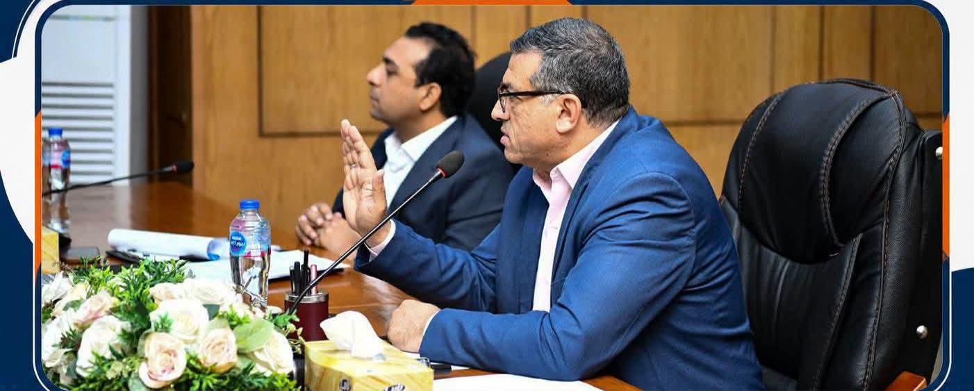 محافظ قنا يناقش الموقف التنفيذي لملفات التقنين واسترداد أراضي الدولة وتراخيص المحال العامة
