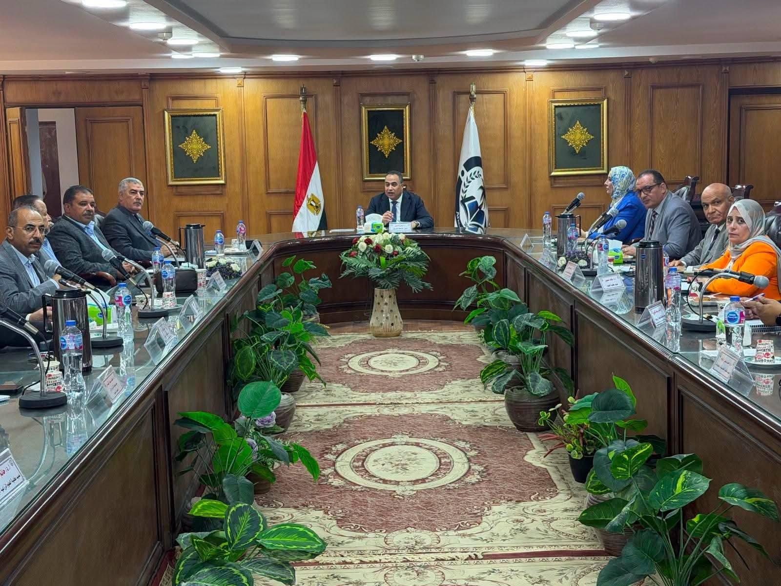 "مجلس جامعة العريش يناقش تطوير المنظومة الأكاديمية والبحثية ويستعرض عددًا من الملفات الاستراتيجية
