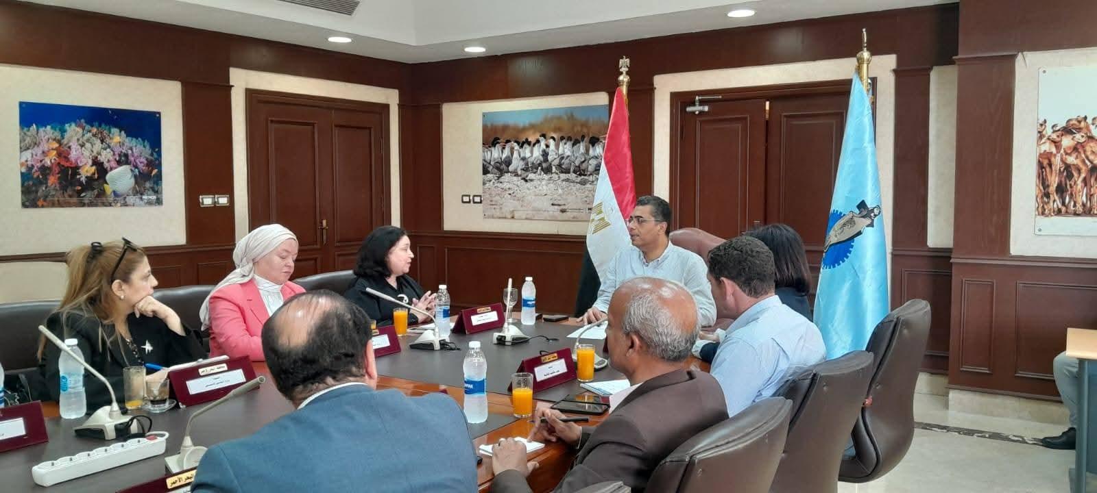 محافظ البحر الأحمر ونائبة وزيرة التضامن الاجتماعي يبحثان تنفيذ مشروعات تنموية بحلايب وشلاتين.. ويفتتحان عيادة لتنمية الأسرة بالغردقة
