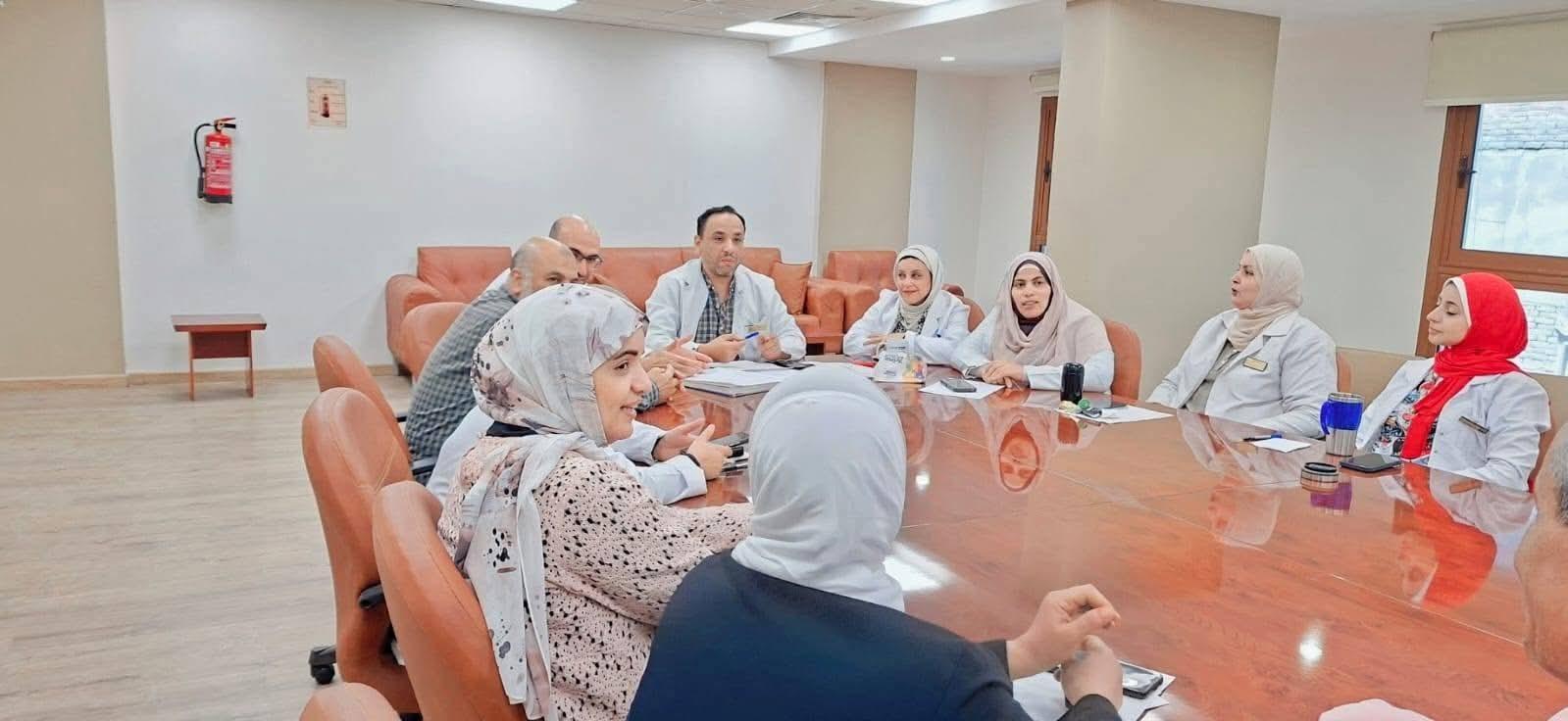 فى إطار المتابعة المستمرة....مدير مستشفى رمد المحلة الكبرى يترأس اجتماع رؤساء الأقسام ويطالبهم بروح الفريق الواحد