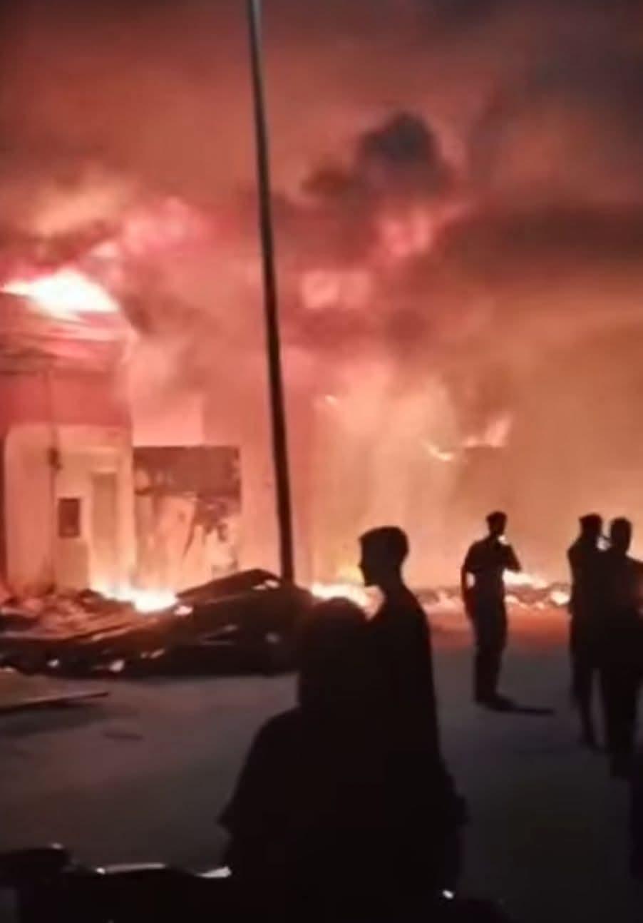 اندلع حريق هائل داخل مصنع "ليالي الشام" لإنتاج الأثاث في المنطقة الصناعية بمدينة دمياط الجديدة