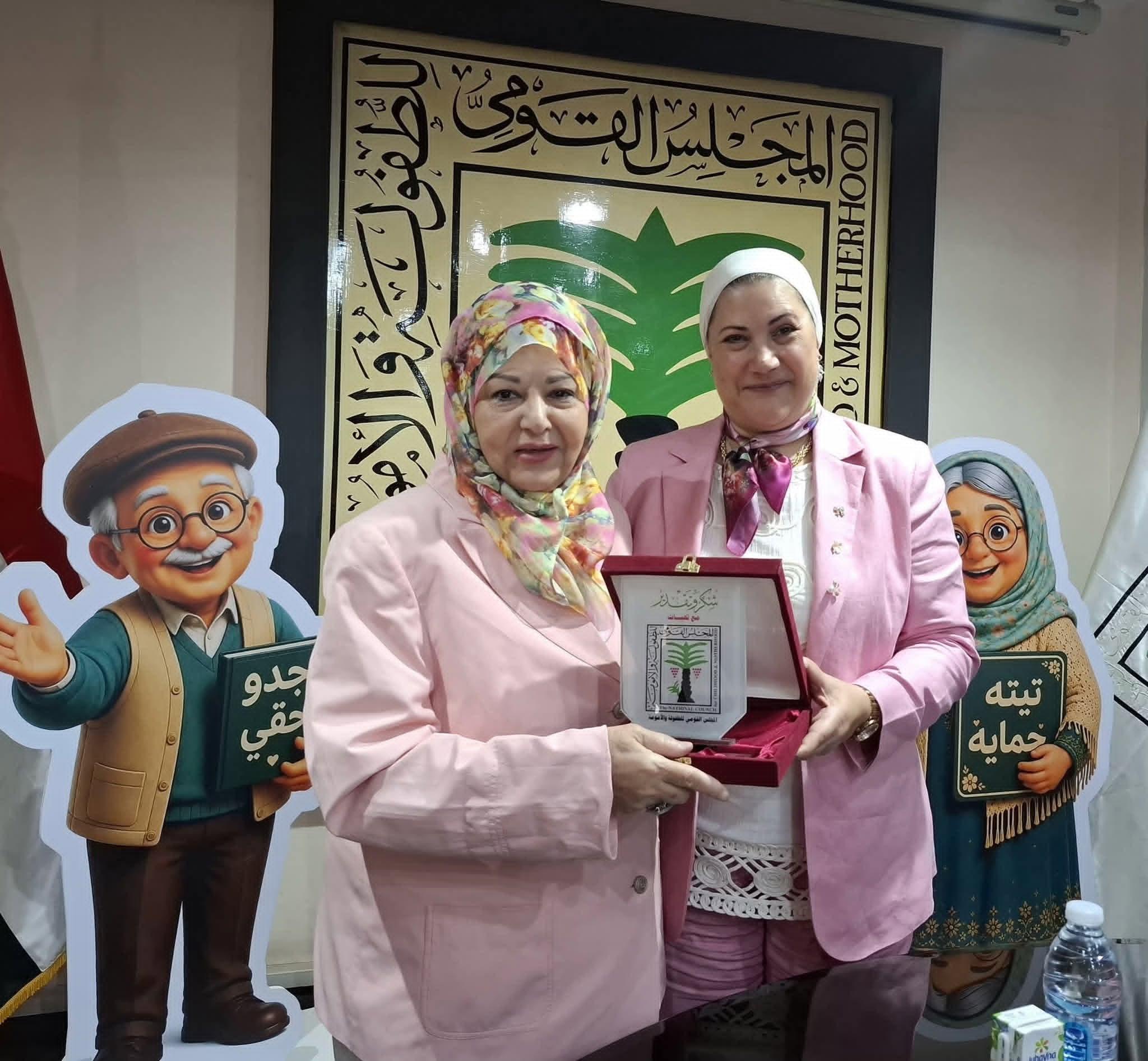 مع جدو حقى وتيته حماية رئيسة المجلس القومى للطفولة والأمومة تكرم صناع المسلسل الإذاعى من قلب الحكاية