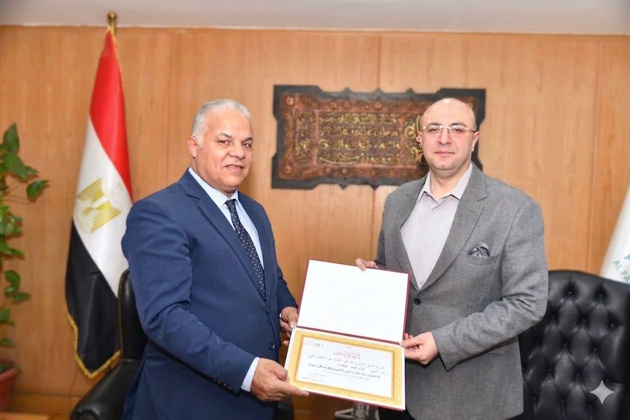 محافظ الفيوم يكرم مدير مديرية التربية والتعليم لجهوده المخلصة خلال فترة عمله بالمحافظة
