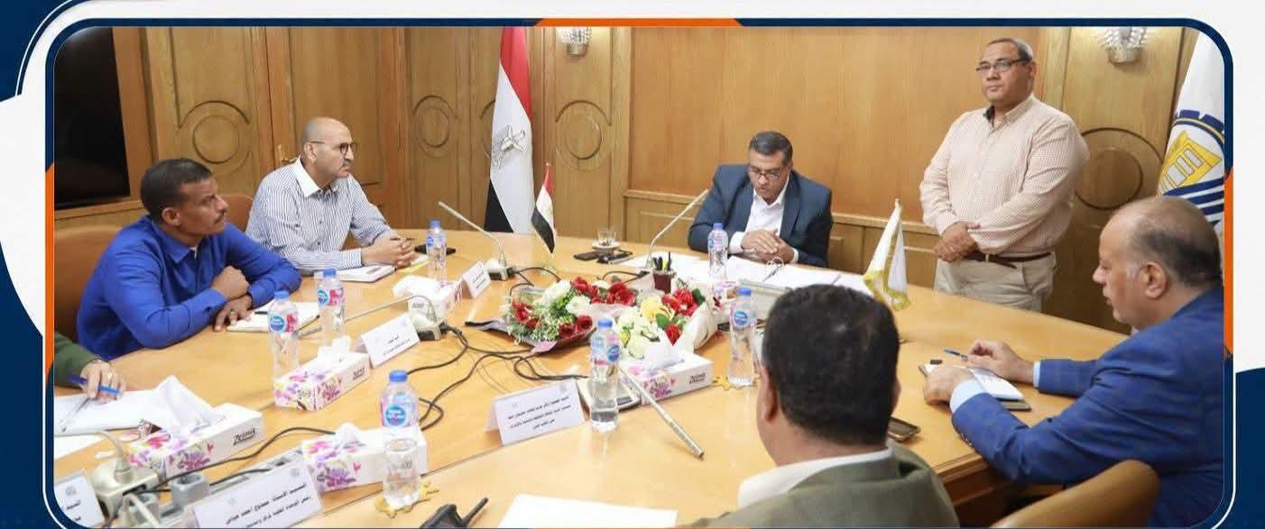 محافظ قنا: منع التوك توك بالشوارع الرئيسية بالمدن وتدابير صارمة لحماية المجاري المائية