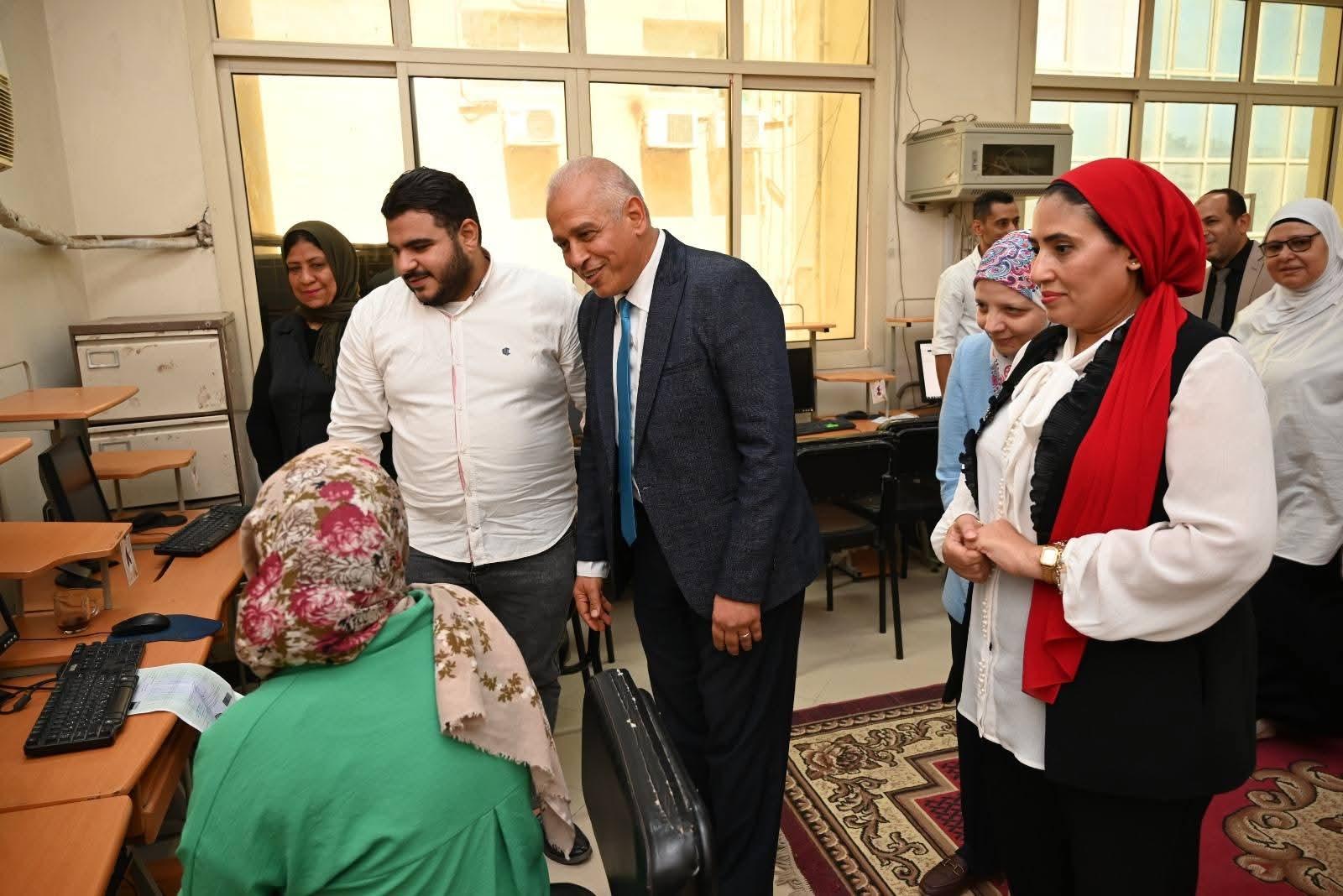 جامعة الفيوم: معامل التنسيق الإلكتروني تستقبل طلاب المرحلة الأولى للثانوية العامة.
