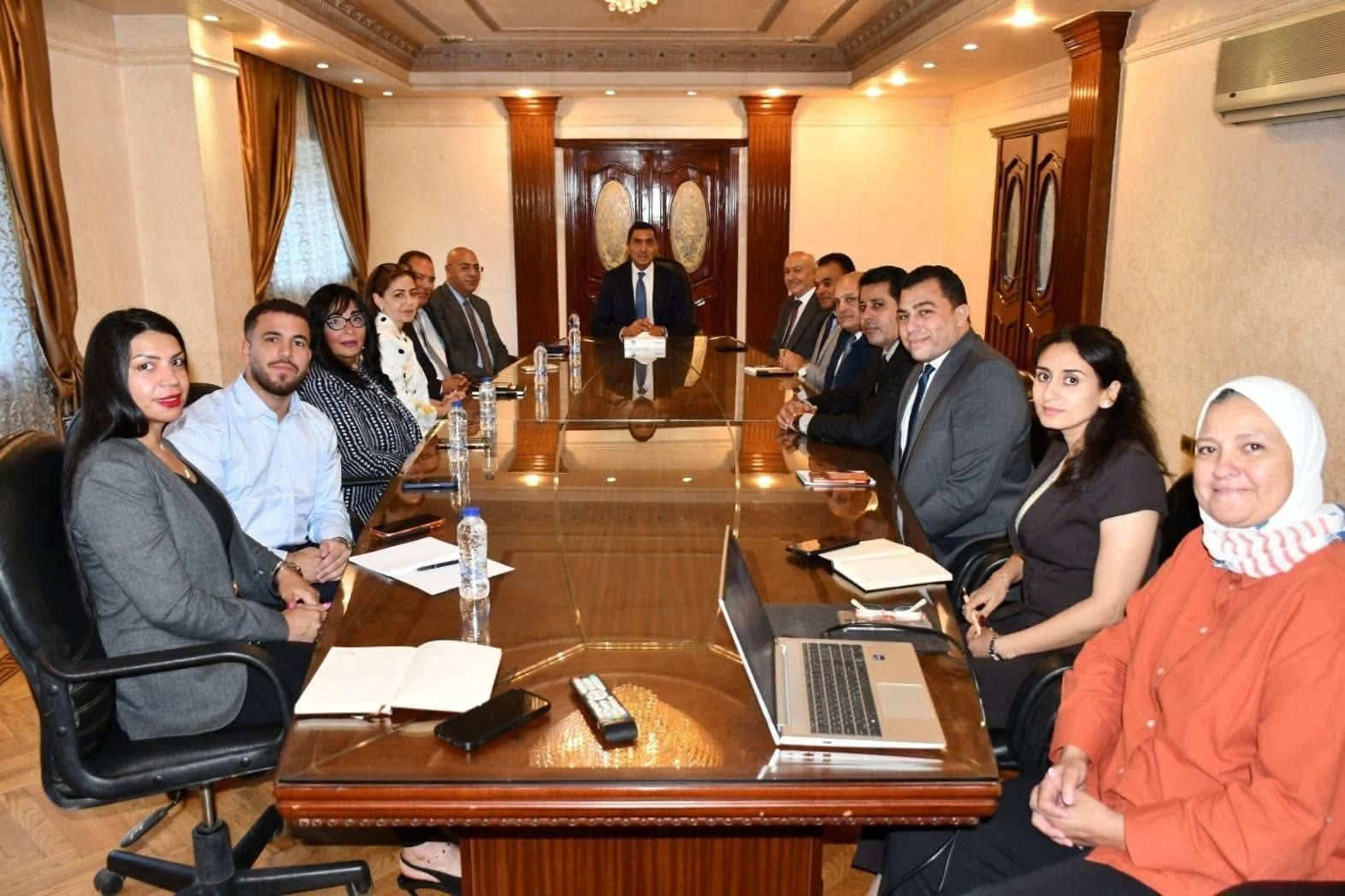 وزير الشباب والرياضة يناقش فرص الاستثمار بالمنشآت الشبابية والرياضية وإنشاء الساحات الشعبية واكتشاف المواهب
