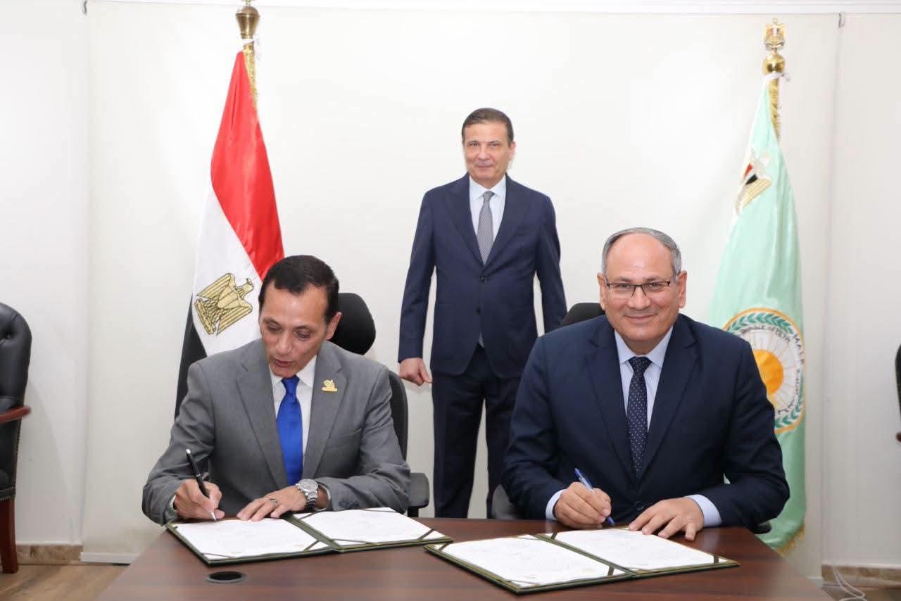 وزير الزراعة يشهد توقيع اتفاق بين "الريف المصري الجديد" و"مركز البحوث الزراعية" للتوسع في إنتاج هجن الطماطم بمنطقة المغرة