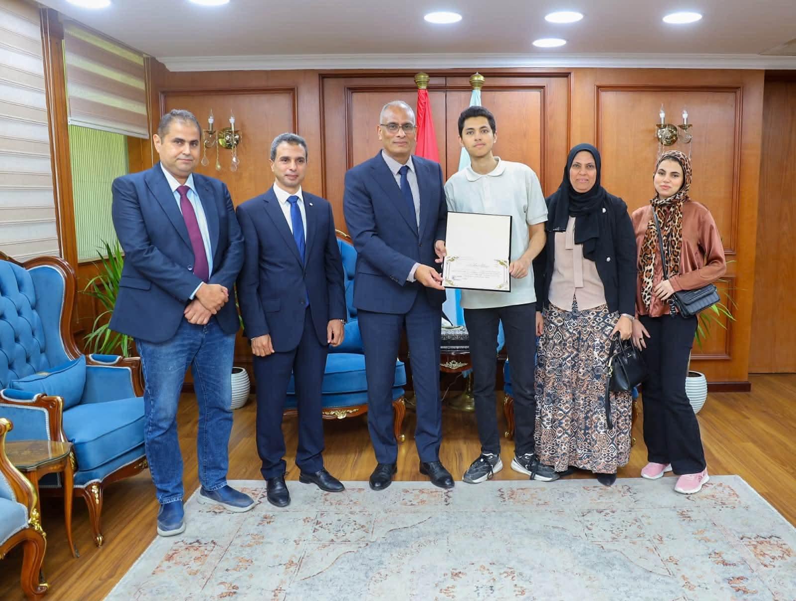 تقديرا لتفوقهم وتشجيعا لهم محافظ كفرالشيخ يكرم أوائل الثانوية العامة