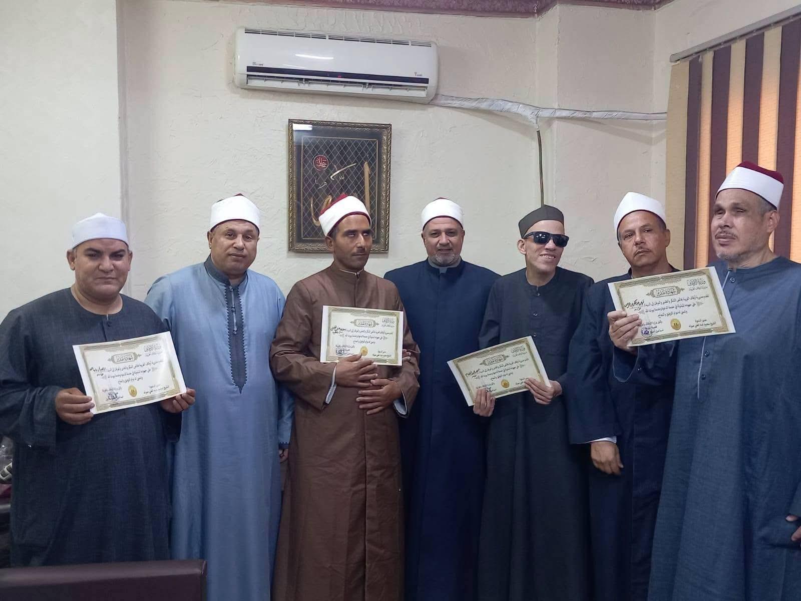 وكيل وزارة الأوقاف بالغربية يكرم عددا من الأئمة والمؤذنين من ذوى الهمم المتميزين