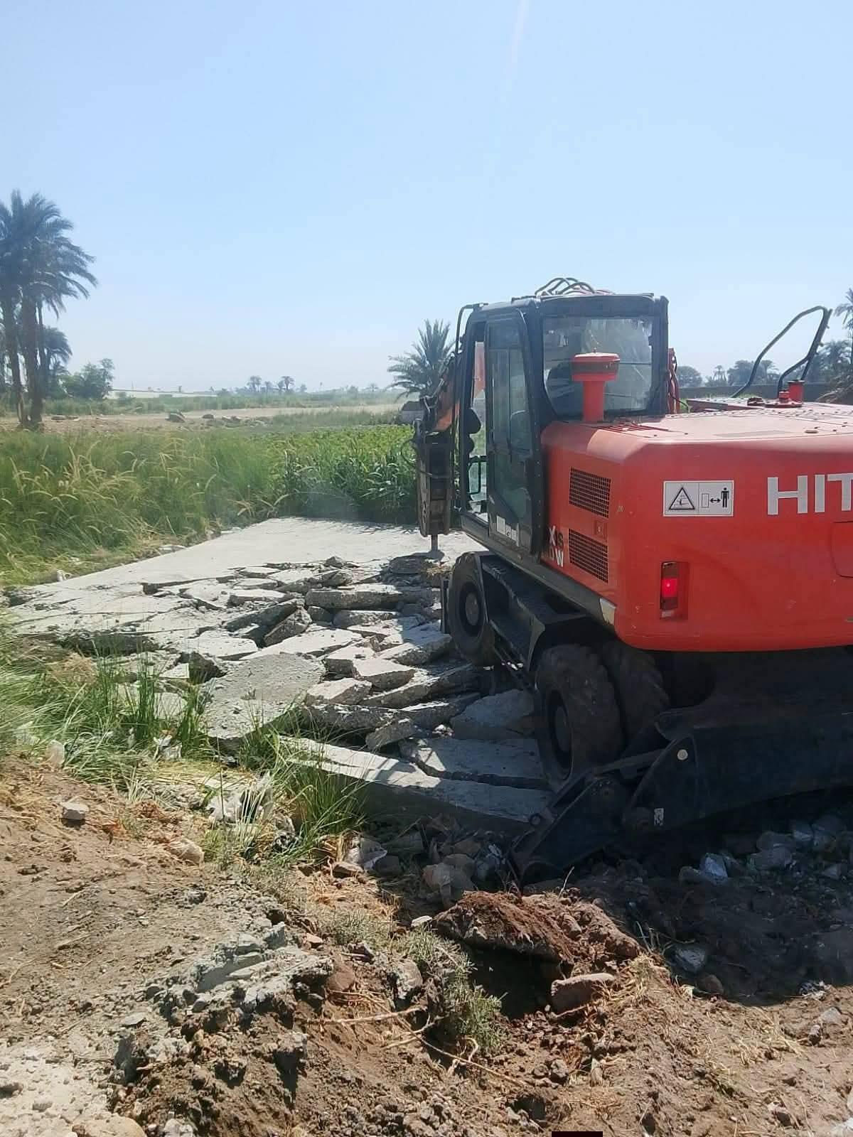 إزالة فورية لتعدٍ على الأراضي الزراعية بمدينة قوص