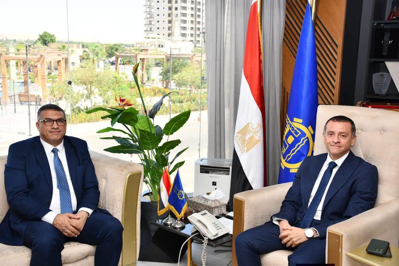 محافظ أسوان يستقبل محافظ قنا على هامش ورشة العمل الإقليمية لتطوير منظومة الإدارة المحلية