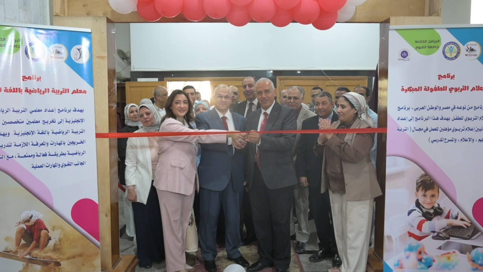 رئيس جامعة الفيوم يفتتح معرض "ادرس في جامعة الفيوم"