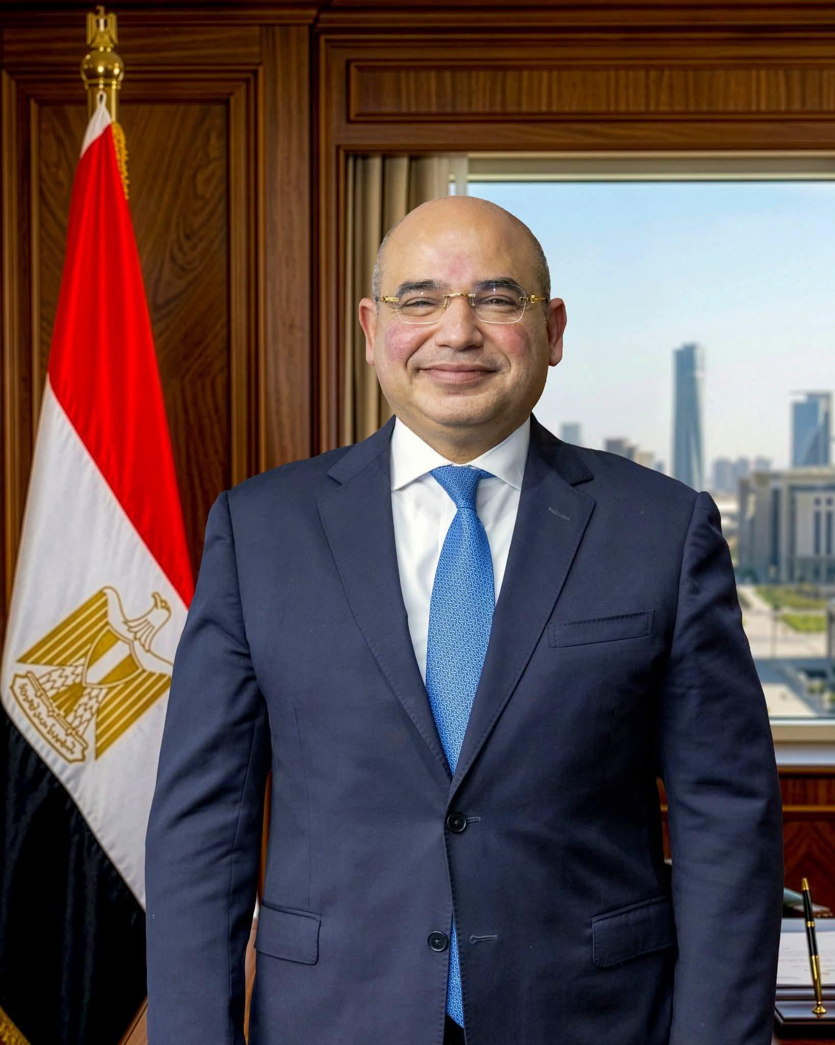 الرئيس عبد الفتاح السيسي، يصدر ، قرارًا جمهوريًّا، بتعيين مصطفى فاروق إسماعيل شيخون، رئيسًا للهيئة العامة للمنطقة الاقتصادية لقناة السويس