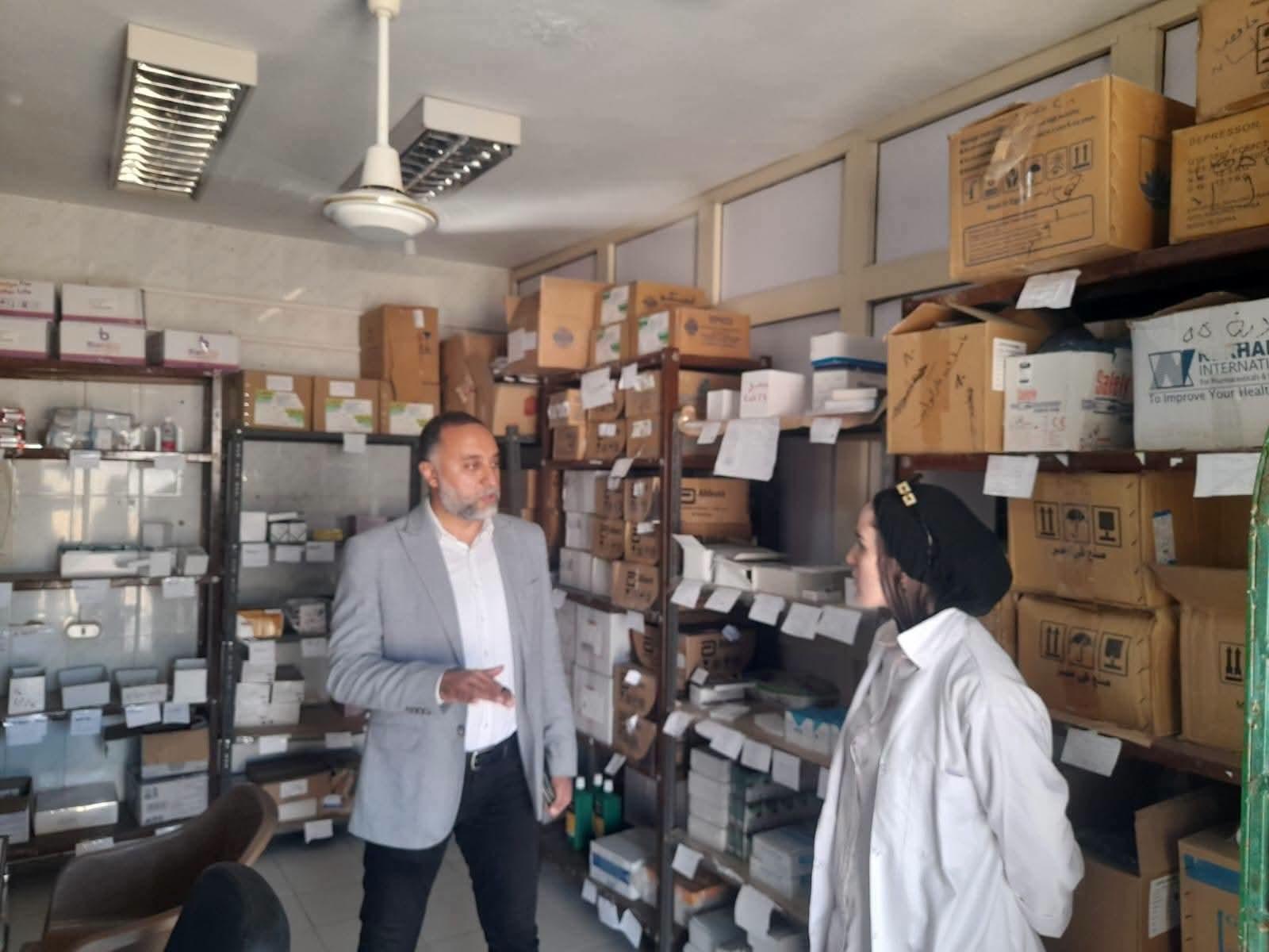 مشددا على حسن معاملة الجمهور من المنتفعين. "وكيل صحة شمال سيناء" يفاجئ مركز الرعاية في "الفواخرية " ضمن سلسلة جولاته الميدانية الصباحية