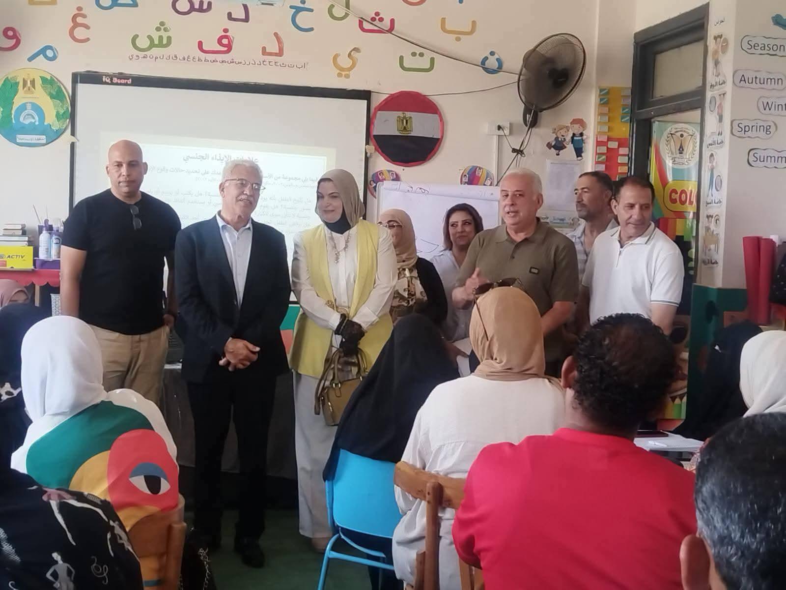 وكيل وزارة التربية والتعليم بالإسماعيلية يتفقد فعاليات برنامج " نحو بيئة آمنة " للأخصائيين الاجتماعيين بمدارس المحافظة