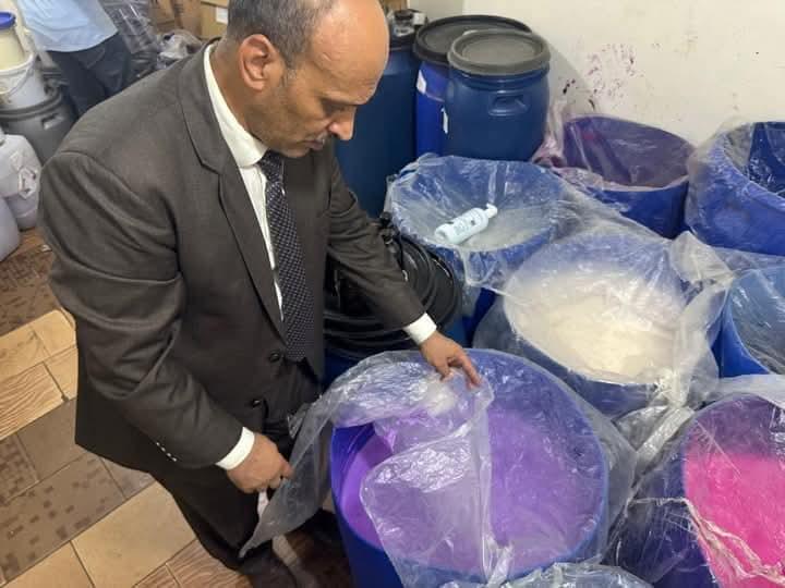 بعد تكثيف الحملات الرقابية على الأسواق ضبط 17 ألفًا و576 وحدة مستحضرات تجميل وأطنان من الخامات داخل منشأة غير مرخصة