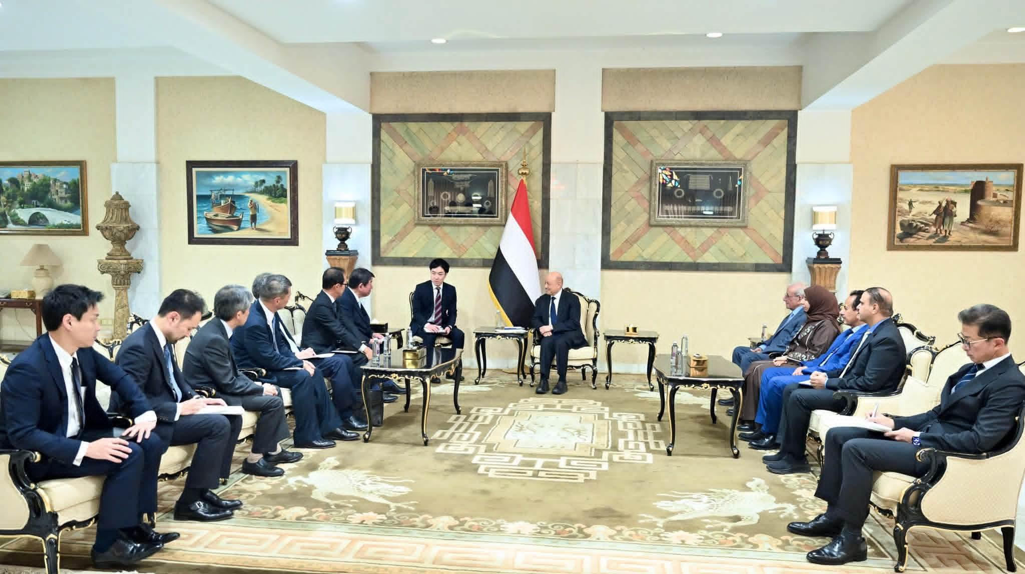 رئيس مجلس القيادة يشيد بالرؤية اليابانية للشراكة مع اليمن ودول المنطقة وحماية أمن الممرات البحرية