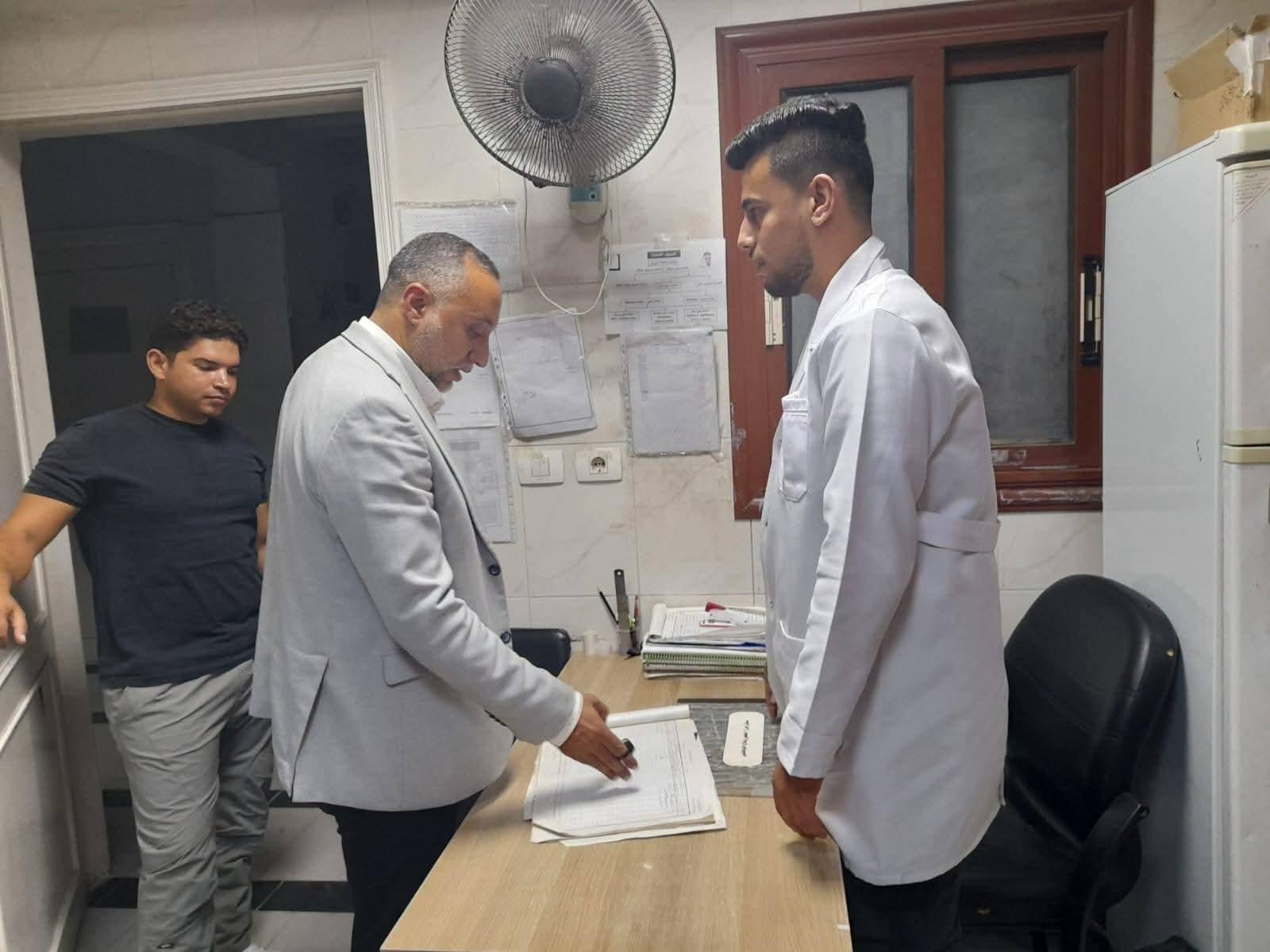وكيل صحة سيناء يفاجئ مركز الرعاية الأولية بوسط مدينة العريش لمتابعة استمرارية الانضباط بالنوبتجية المسائية ويحيل المتغيبين للتحقيق