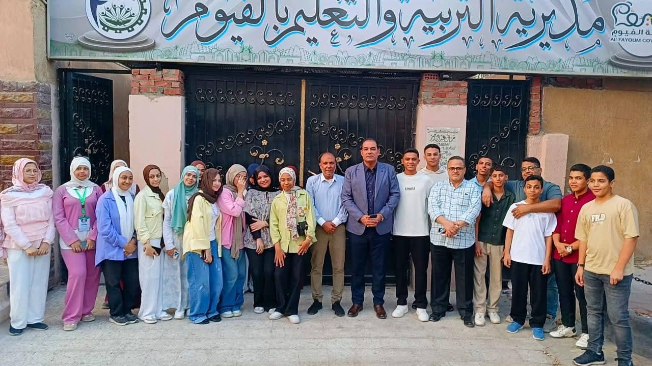 صباح اليوم مدير تعليم الفيوم يستقبل الطلاب المتميزين في أنشطة الاتحادات الطلابية والتربية الاجتماعية قبل انطلاق رحلتهم إلى إحدي القواعد الجوية .