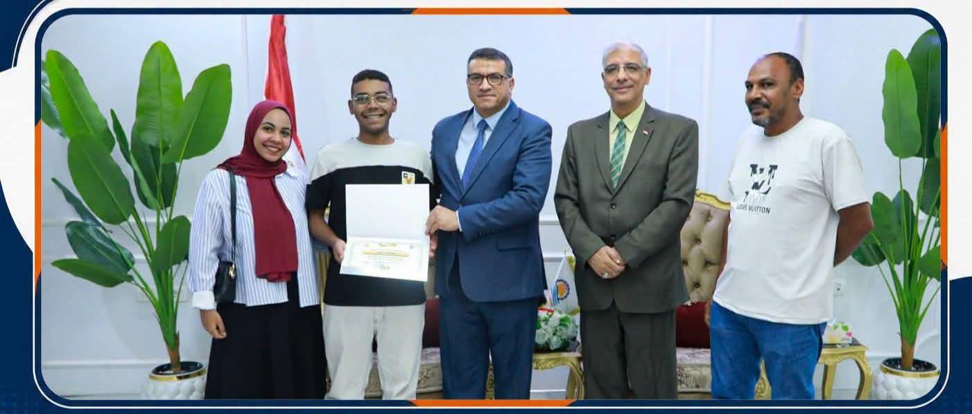محافظ قنا يكرم أوائل الثانوية العامة على المحافظة ويشيد بدور الأسرة والمدرسة في مسيرة التفوق