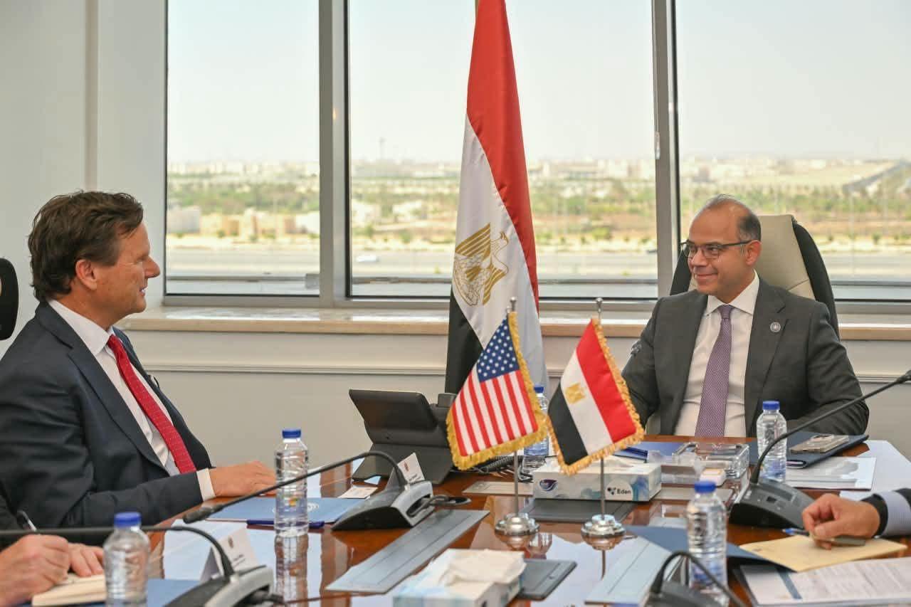 وزير الاستثمار والتجارة الخارجية يلتقي نائب مساعد وزير التجارة الأمريكي لشؤون الشرق الأوسط وأفريقيا ووفد السفارة الأمريكية لتعزيز التعاون الاستثماري والتجاري