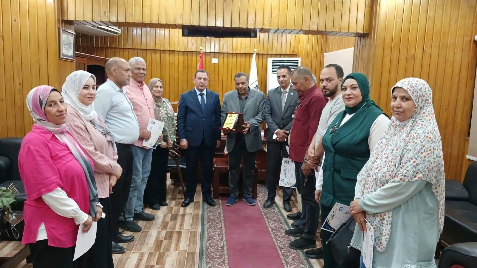 مدير تعليم بني سويف ووكيل المديرية يكرّمان فرق التدريب بالمديرية والإدارات التعليمية