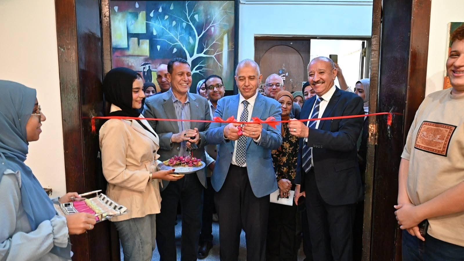 جامعة الفيوم: إفتتاح المعرض الطلابي "بصمة لون" بكلية التربية النوعية.