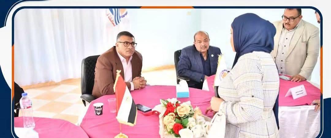 محافظ قنا يشارك العاملين بالديوان العام الإفطار الجماعي ويعقد لقاءً مفتوحًا للاستماع إلى مطالبهم