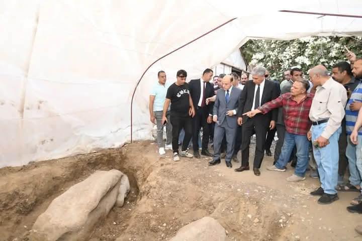 وزير السياحة والآثار يكرم المواطن خالد الشحات خليل لأمانته وحرصه على الإبلاغ عن عثوره على كتلة حجرية أثرية في أرضة